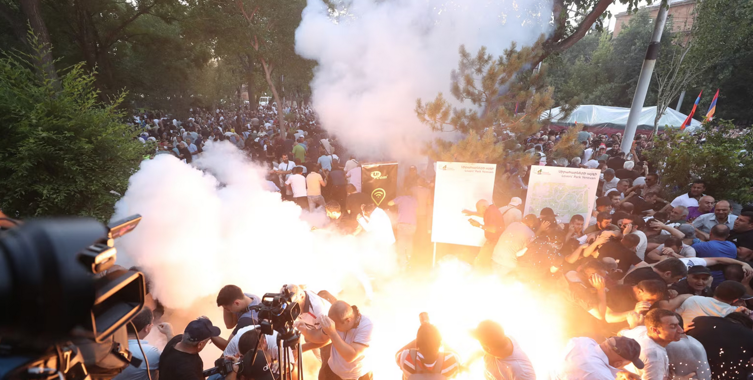 Des manifestants et la police s’affrontent devant le Parlement arménien