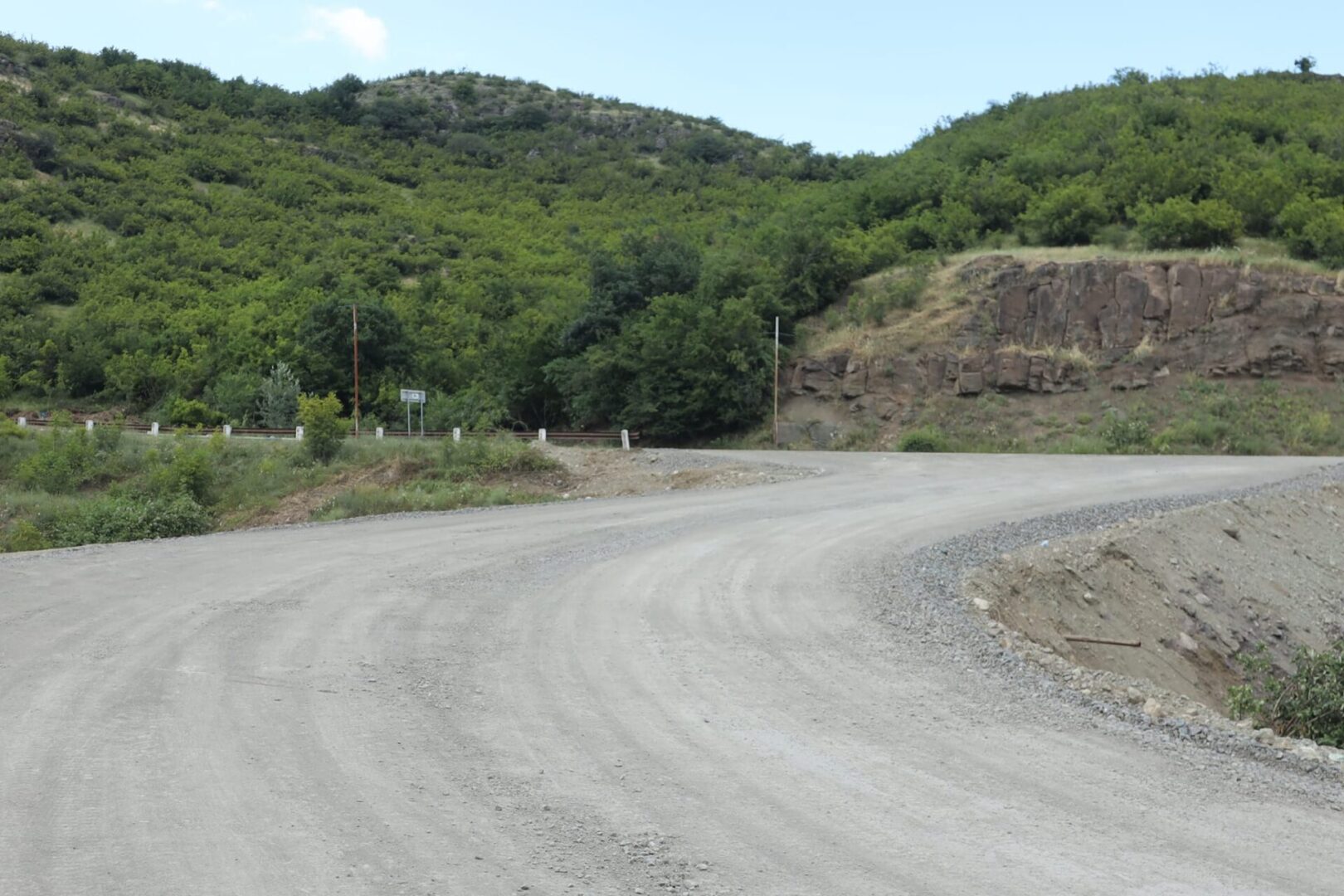 Le ministre arménien des Territoires s’est rendue à Kirants (Tavouch) au nord-est de l’Arménie pour prendre connaissance de la construction de la nouvelle route