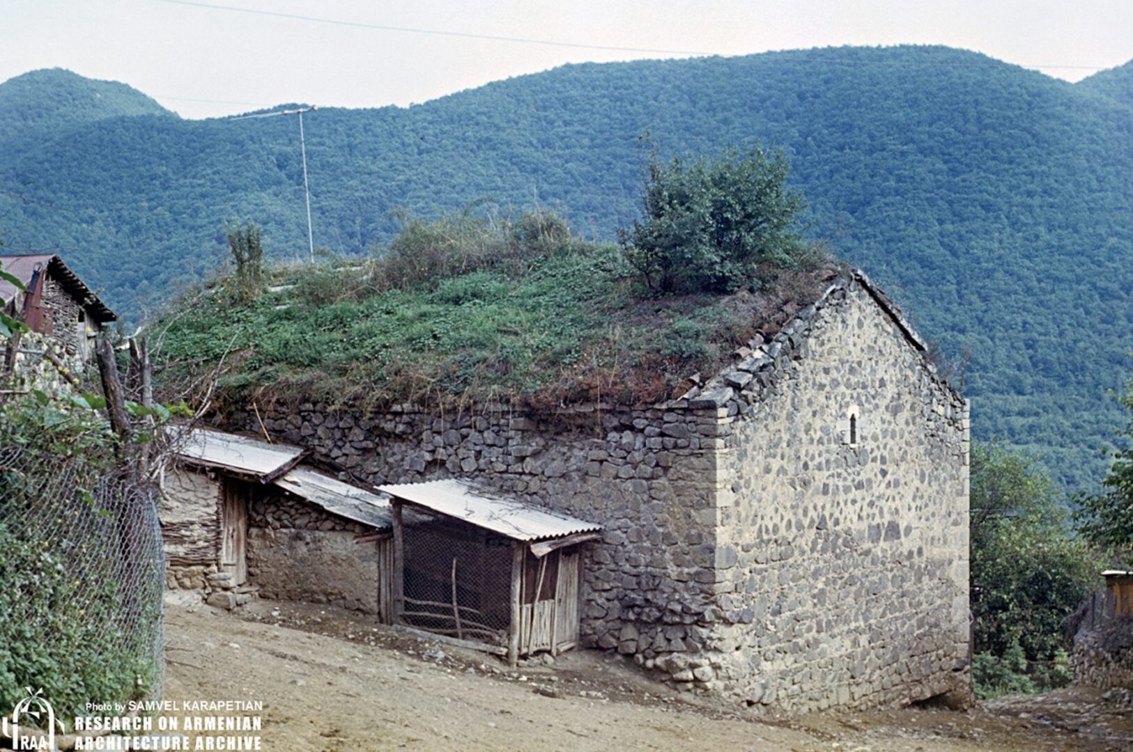 L’Azerbaïdjan a détruit le village arménien de Mokhrenes dans la région de Hadrout en Artsakh occupé