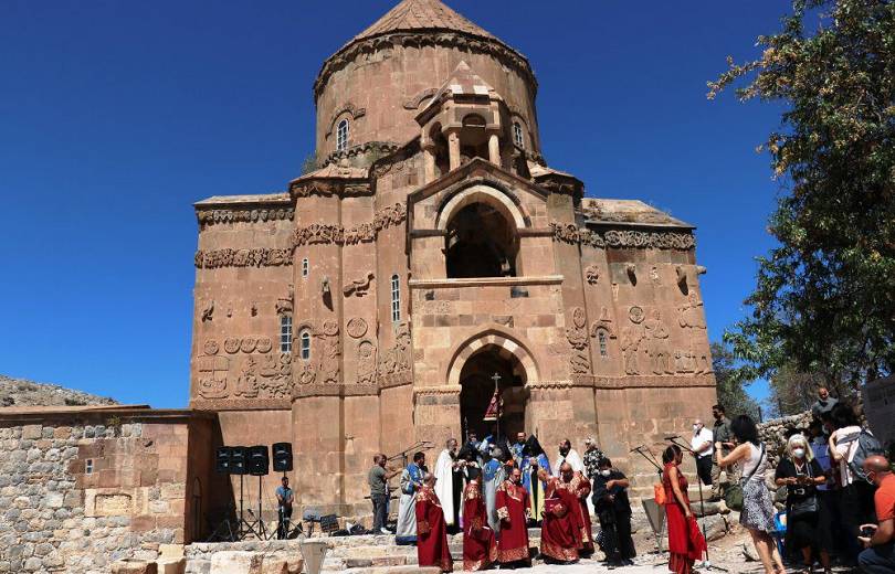 La messe a été célébrée aujourd’hui dans l’église arménienne Sainte-Croix d’Aghtamar sur l’île du lac de Van