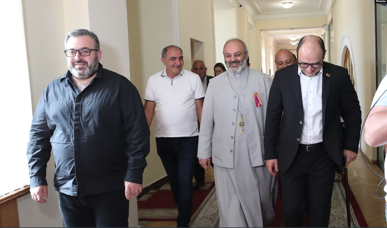 Le leader du mouvement Tavoush, l’archevêque Bagrat Galstanian, en visite au Parlement arménien