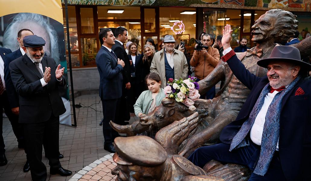 Une statue de l’acteur et réalisateur arménien Yervand Manaryan (1924-2020) a été inaugurée à Yerevan