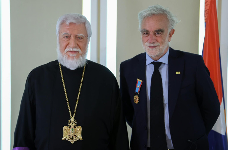 Le Catholicos Aram Ier et Luis Moreno Ocampo ont discuté des questions liées aux droits des Arméniens d’Artsakh