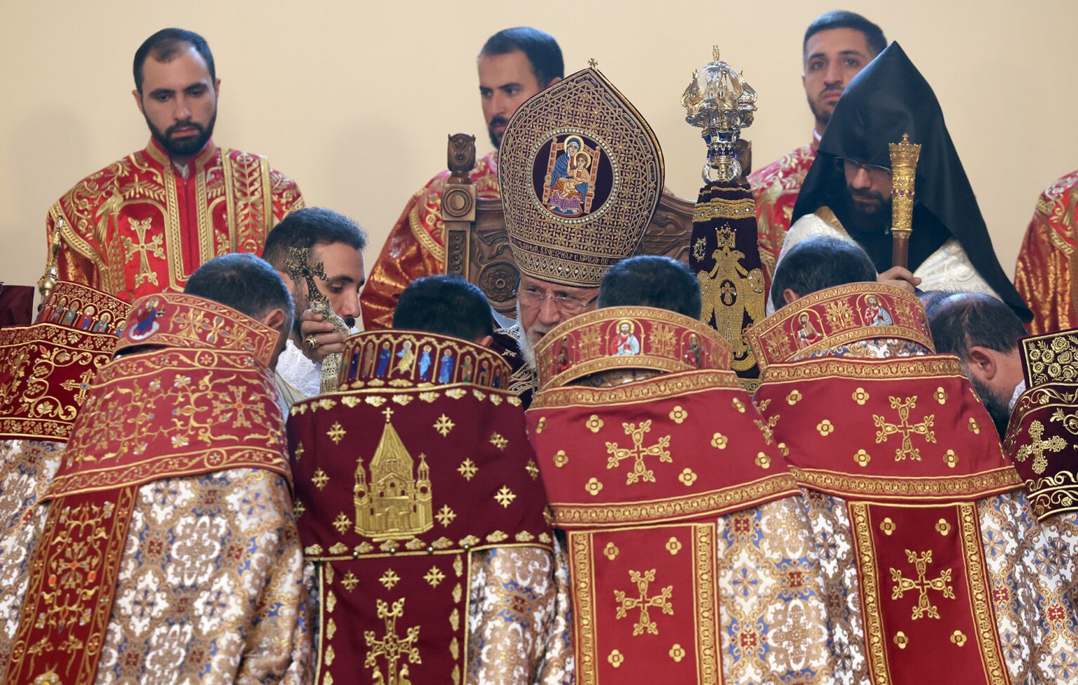 La cérémonie de l’ordination épiscopale et la consécration des évêques a eu lieu au Saint Siège de l’Eglise arménienne à Sainte-Etchmiadzine, le Très Révérend père Krikor Khachatryan ordonné évêque