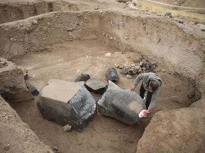 Une statue de basalte du royaume arménien de l’Urartu pesant environ une tonne a été découverte à Van (Arménie occidentale)