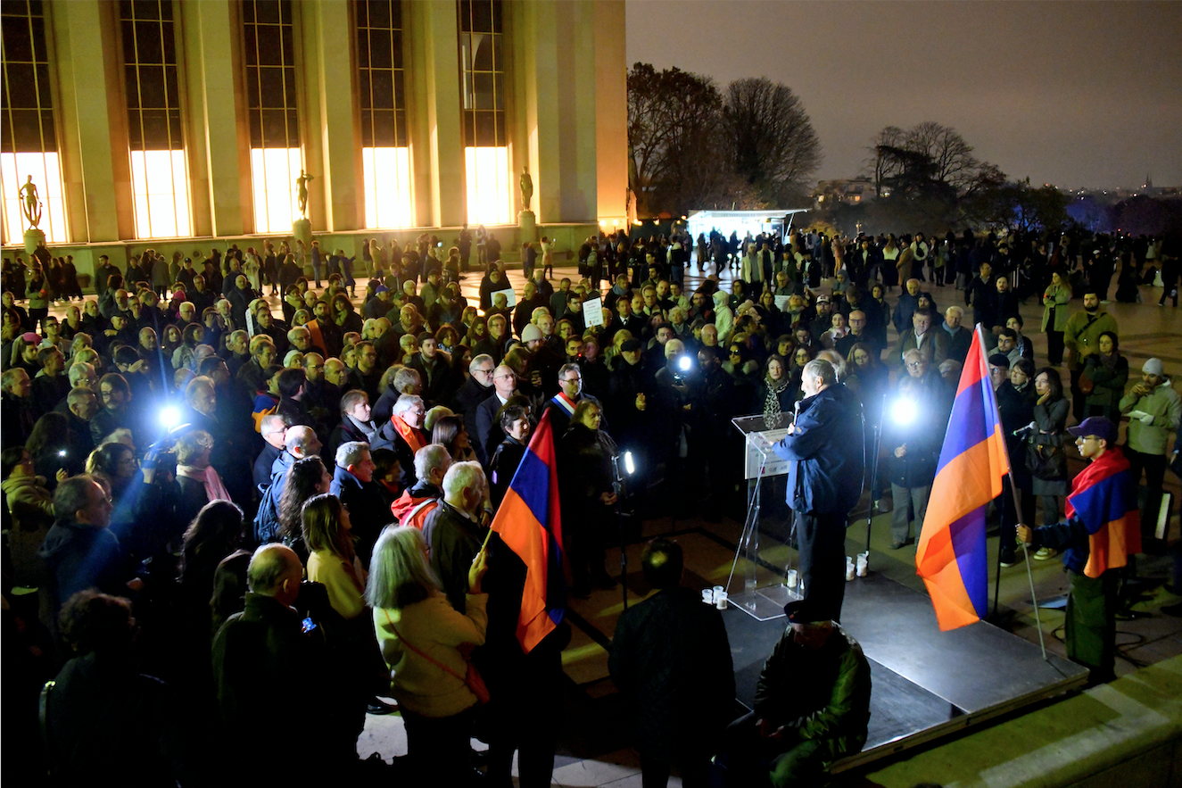 Le rassemblement contre la COP29 sur la Parvis des Droits de l’Homme