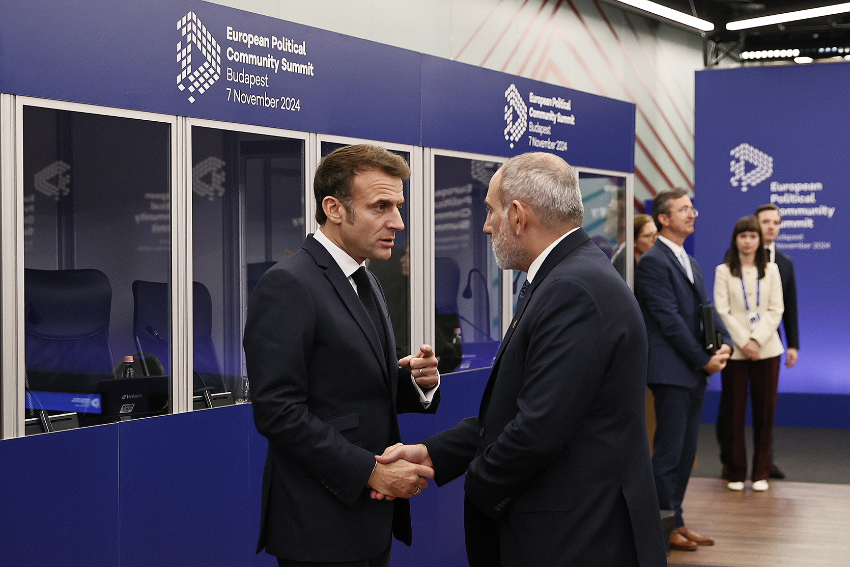 La France soutient pleinement le projet « Carrefour de la Paix » a affirmé Emmanuel Macron à Nikol Pachinian lors du 5e Sommet de la communauté politique européenne à Budapest