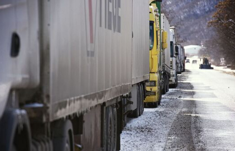 Environ 700 camions arméniens attendent au poste de contrôle de Haut Lars à la frontière russo-géorgienne, la plupart des camions sont arméniens