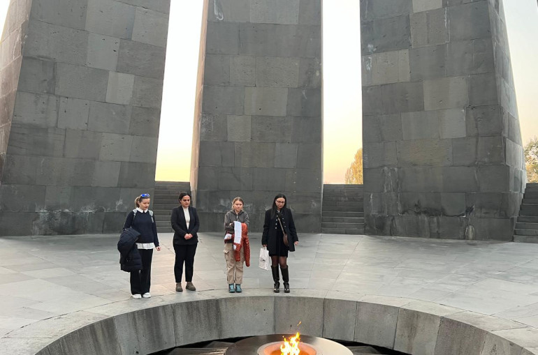 En Arménie, Greta Thunberg a visité le Mémorial du génocide des Arméniens à Yerevan